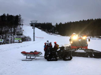 I tři hodiny museli lyžaři zůstat na lanovce, stála po pádu stromu - České noviny
