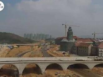 Kopie českokrumlovského zámku roste v Číně