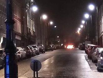 Před soudem v Severním Irsku explodovalo auto. Mohlo jít o nastraženou bombu