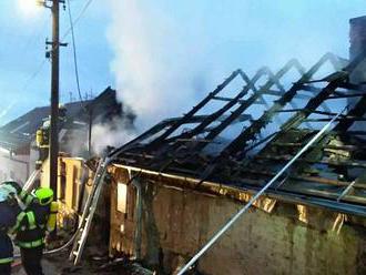 Ve Viničných Šumicích hoří střecha rodinného domu. Zasahuje třináct jednotek