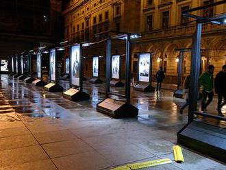 Případ poničené výstavy fotografií: policie žádá veřejnost o pomoc