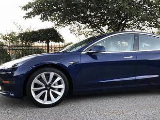 Dobrá zpráva pro Muska a jeho Teslu. Elektromobil Model 3 může na evropský trh