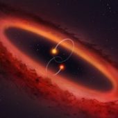 Čtyřhvězdný systém má bizarní vertikální planetární disk