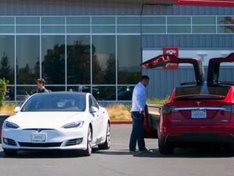 Tesla ruší zásadní program na podporu prodeje svých aut, funguje až moc dobře