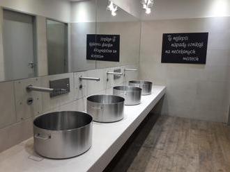 Veřejné záchodky jako kuchyně. Makro vybavuje toalety hrnci a pivními sudy