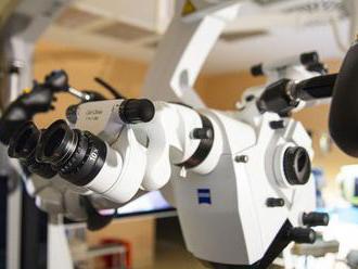 VIDEO: Jedinečný mikroskop pri operácii chrbta vidí aj za roh