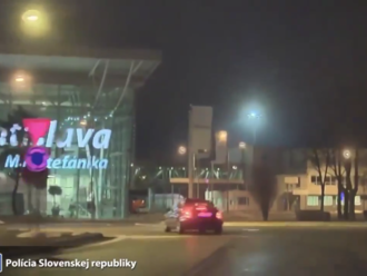 VIDEO: Ďalšia policajná naháňačka v Bratislave. Vodič unikal v protismere