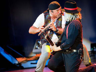 Ian Anderson čaruje v Jethro Tull s flautou už pol storočia