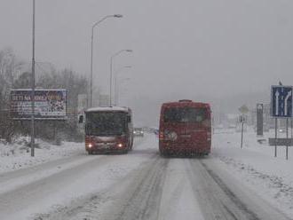 Sneženie komplikuje dopravu. Bratislavská MHD má problémy