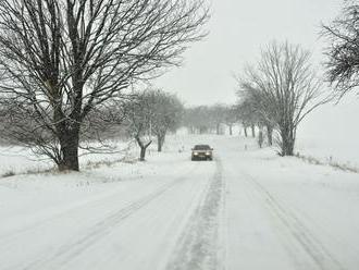 Sneh komplikuje dopravu, niekde pribudnú desiatky centimetrov