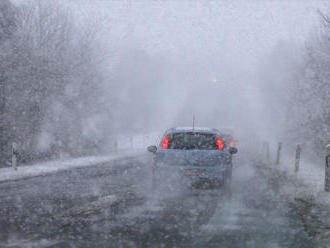 Šuňava žiada cestárov o pomoc, snehový živel ohrozuje vodičov