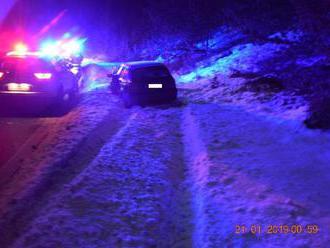 FOTO Mužovi   zákon nič nehovorí: Opitý a so zákazom šoférovania skončil v snehu