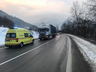 AKTUÁLNE Policajt pomáhal vodičovi v Ľubochni, na ceste ho nešťastne zachytil kamión