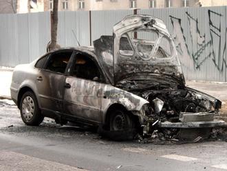 V Marianke horelo auto starostu: Mercedes za 10-tisíc v plameňoch