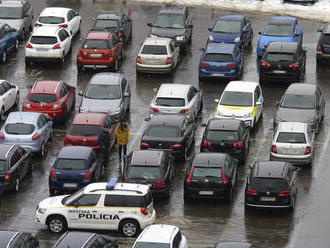 Poriadne kuriózne parkovanie v Poprade: Vodiči sa vyznamenali, bizarné FOTO