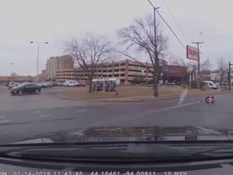 VIDEO Kamera zachytila hrôzostrašný incident: Z idúceho auta vypadla sedačka... a v nej dieťa!