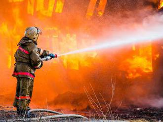 V Tajove horelo podkrovie súkromného autoservisu, zasahovala desiatka hasičov
