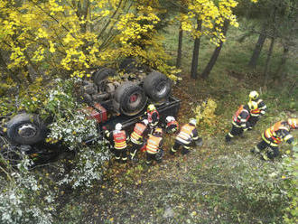 Nehoda nákladního vozu zavřela skoro na 9 hod silnici 20 z K.Varů