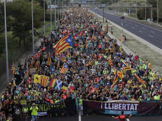 V Katalánsku demonstrují desetitisíce lidí, část regionu stávkuje