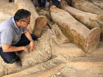 Egypt prezentoval 30 zdobených sarkofágů starých přes 3000 let