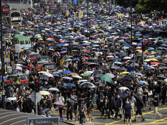 Na protestu v Hongkongu nechyběly zápalné bomby a vodní děla