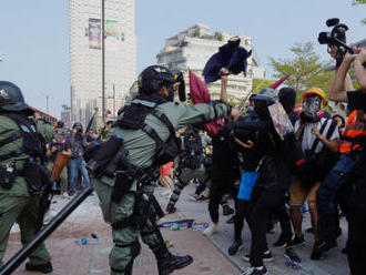 Hongkongská policie  slzným plynem rozehnala dav v maskách