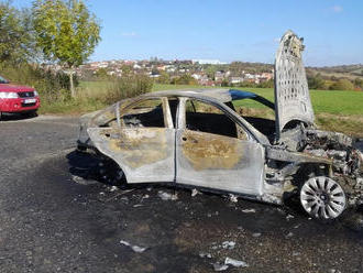 Mezi Lhotou u Malenovic a obcí Šarovy shořel automobil, řidič si popálil prsty na rukou