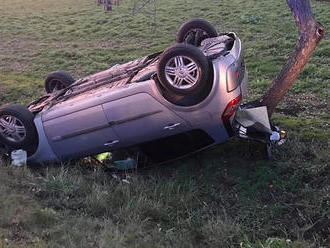 K dopravní nehodě osobního automobilu na střeše v příkopu u obce Činěves vyjely jednotky HZS…