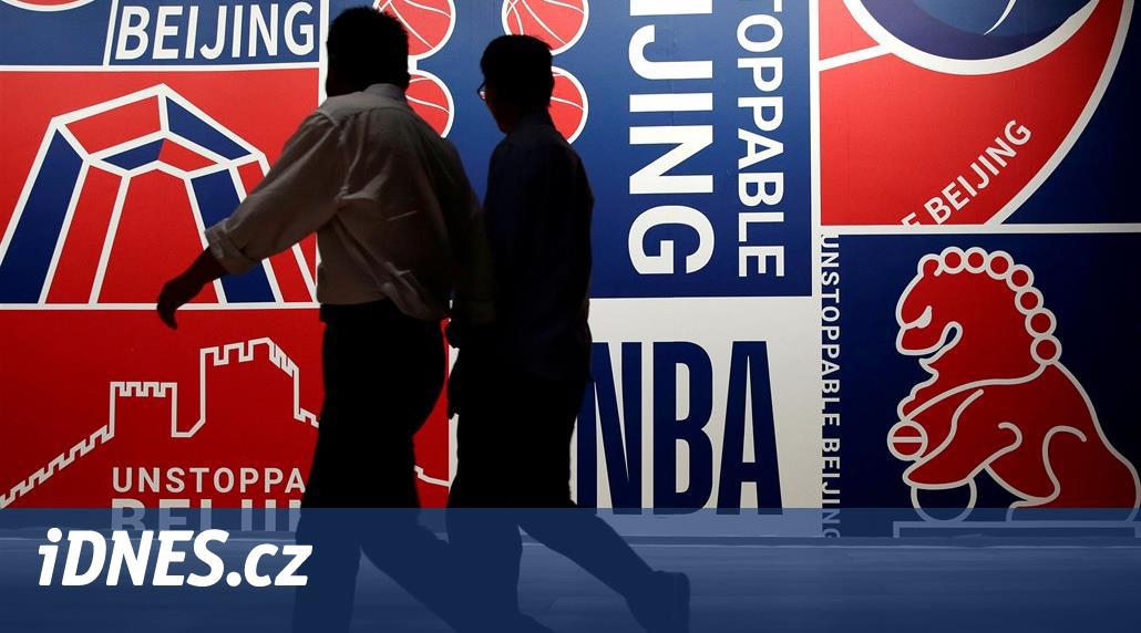 Čína dál drtí NBA, jejího šéfa obvinila z podpory násilí