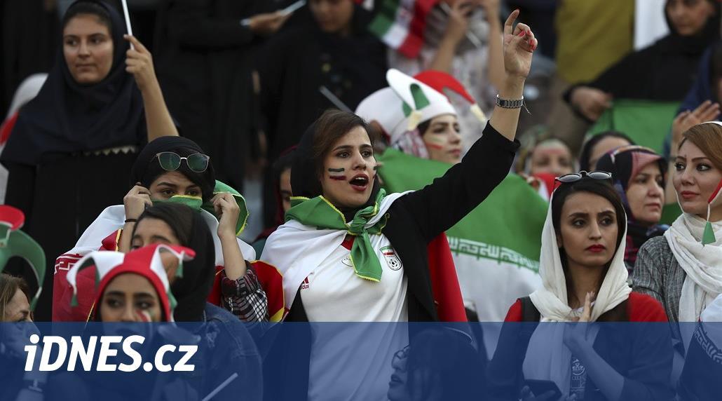 Poprvé od revoluce. V Íránu mohly na fotbalový zápas přijít i fanynky