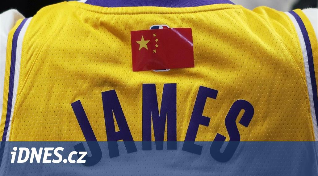 LeBrona si Číňané vzít nenechali. Lakers zápas v Šanghaji odehráli