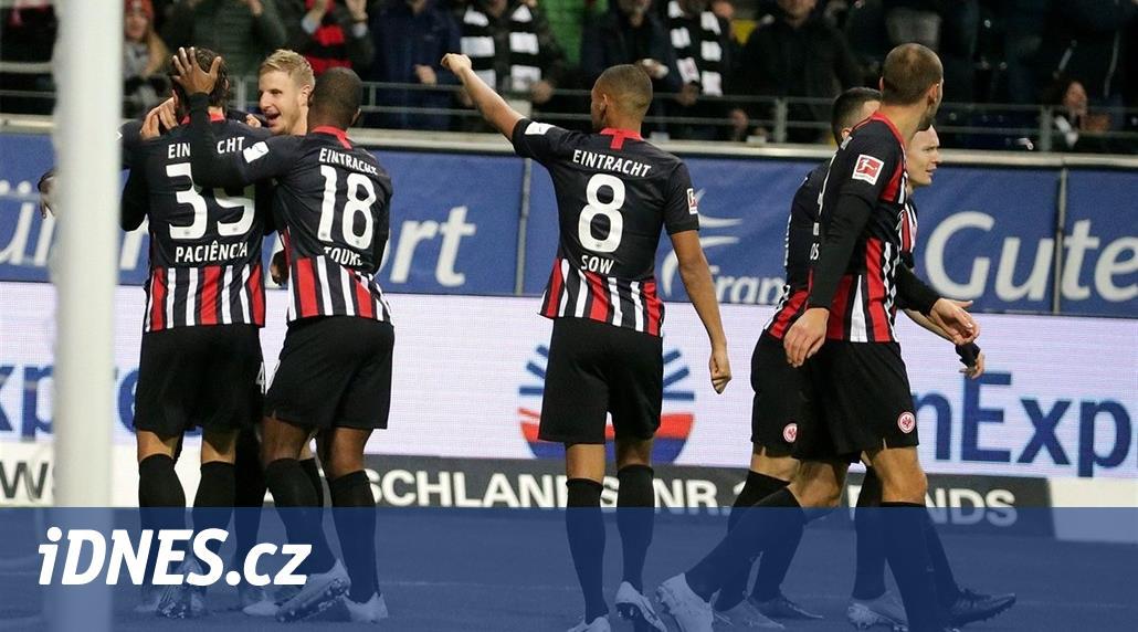 Fotbalisté Frankfurtu nepustili Leverkusen do čela německé ligy