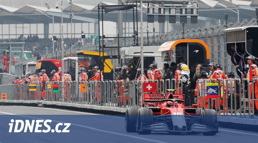 Verstappen přišel v Mexiku po trestu o pole position, střídá ho Leclerc