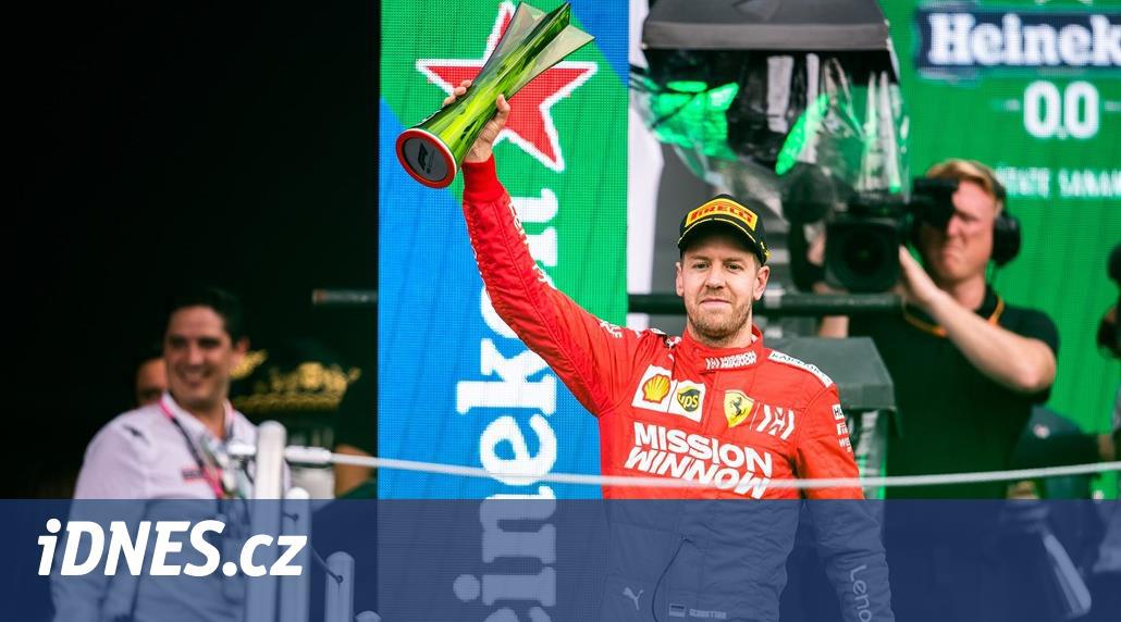 Hnusná trofej, otravná selfie. Vettel nesl těžce novinky na pódiu F1