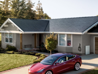 Tesla představila nové solární střešní tašky, budou levnější než běžná střecha