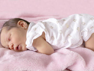 Bezpečný spánok bábätiek zaistí klinový vankúš