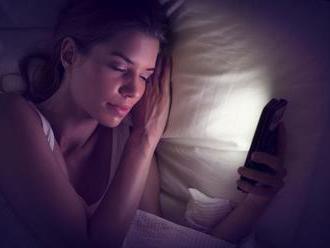 Nem az elektronikus eszközök kék fénye miatt alszanak rosszul a mai emberek