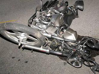 Srážka motorky s autem na Strakonicku skončila smrtí motocyklisty