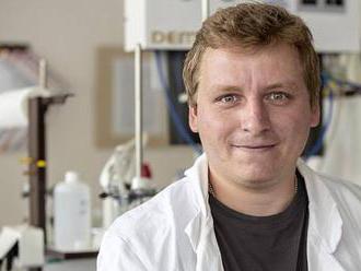 Oceněný vědec Daniel Bůžek vyvíjí materiály účinné proti rakovině