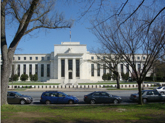 FLASH: Fed snížil úrokové sazby a naznačil přestávku