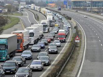 Problémy na dálnici D1 u Humpolce ve směru na Brno: Ve zúžení se srazily kamiony, kolona má 20 kilom