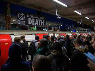 Aktivisté na střeše metra rozlítili pasažéry, teď se hnutí kaje. ‚Narušit londýnskou dopravu byla ch