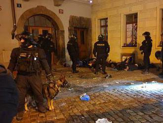 „Tichá noc“ v Praze. Angličtí i čeští chuligáni řádili, zasahovala policie