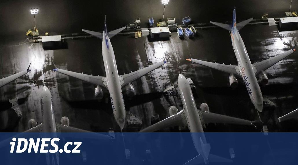 Zisk Boeingu klesl o polovinu. Firma stále doufá v návrat letounů 737 MAX