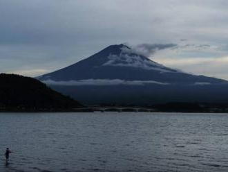 Polícia pátra po mužovi, ktorý naživo vysielal svoj výstup na horu Fudži a pri vrchole spadol