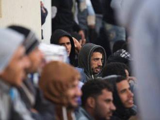 Stovky migrantov ušli zo zadržiavacieho centra v Tripolise, pretože tam vraj hladovali