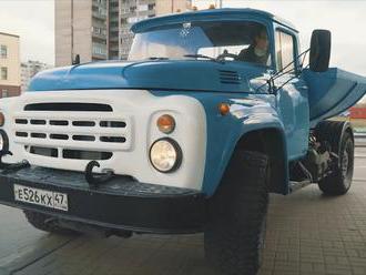 Rusové nacpali do náklaďáku z dob SSSR techniku ostrých BMW, poráží i sporťáky