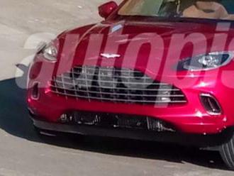První SUV Astonu Martin nafoceno bez špetky maskování v bizarním provedení