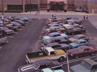 Už se ví, kde filmaři berou tolik starých aut potřebných k natáčení scén z minulosti