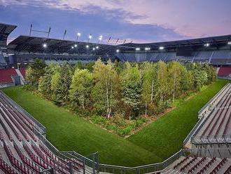 Keď je rakúsky štadión plný stromov a na Facebooku umierajú „lajky“